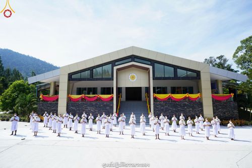 ภาพ No.39518:พิธีตัดปอยผม ปลงผม ขอขมารับผ้าไตรและพิธีบรรพชา ในโครงการอุปสมบท บูชาธรรมมหาปูชนียาจารย์ ประจำปี 2564  ชุดที่ 2