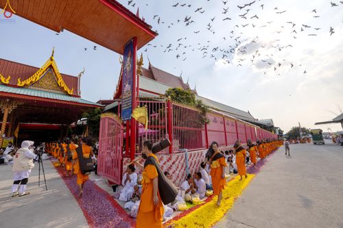 ภาพ No.295035:วันที่ 14 มกราคม พ.ศ. 2569 พิธีต้อนรับพระธรรมยาตรา อนุสรณ์สถานลำดับที่ 4  สถานที่เกิดด้วยกายธรรม ณ วัดโบสถ์บน ต.บางคูเวียง จ.นนทบุรี ในโครงการธรรมยาตรา กตัญญูบูชา มหาปูชนียาจารย์ พระมงคลเทพมุนี(สด จนฺทสโร) พระผู้ปราบมาร อนุสรณ์สถาน 7 แห่ง ปีที่ 14