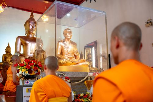 ภาพ No.296812:วันที่ 17 มกราคม พ.ศ. 2569 พิธีจุดประทีปถวายเป็นพุทธบูชา และบูชาธรรมมหาปูชนียาจารย์  ณ วัดโบสถ์บน ต.บางคูเวียง จ.นนทบุรี อนุสรณ์สถานลำดับที่ 4 สถานที่เกิดด้วยกายธรรม ในโครงการธรรมยาตรา กตัญญูบูชา มหาปูชนียาจารย์ พระมงคลเทพมุนี(สด จนฺทสโร) พระผู้ปราบมาร อ