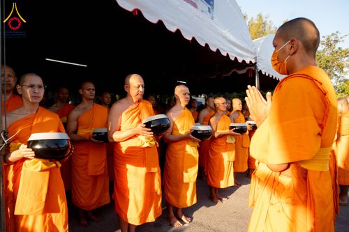 ภาพ No.288110:วันที่ 4 มกราคม พ.ศ. 2569 พิธีถวายภัตตาหารเป็นสังฆทาน แด่พระธรรมยาตรา ในโครงการธรรมยาตรา กตัญญูบูชา มหาปูชนียาจารย์ พระมงคลเทพมุนี(สด จนฺทสโร) พระผู้ปราบมาร อนุสรณ์สถาน 7 แห่ง ปีที่ 14 ณ อนุสรณ์สถานมหาวิหารพระมงคลเทพมุนี (โลตัสแลนด์) อ.สองพี่น้อง จ.สุพรร