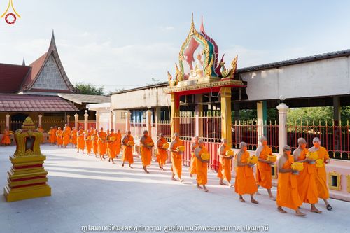 ภาพ No.40401:พิธีตัดปอยผม ปลงผม ขอขมารับผ้าไตรและพิธีบรรพชา ในโครงการอุปสมบท บูชาธรรมมหาปูชนียาจารย์ ประจำปี 2564 ชุดที่ 12