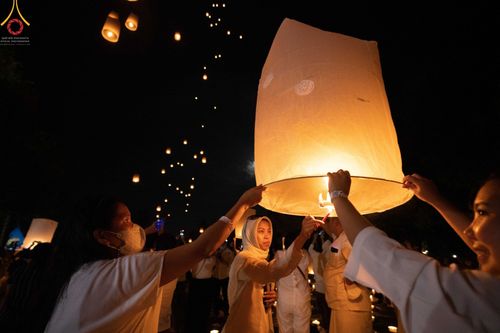 ภาพ No.46527:พิธีจุดโคมวิสาขประทีป วันวิสาขบูชา พ.ศ. 2565 ณ ประเทศอินโดนีเซีย