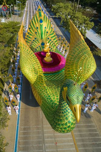 ภาพ No.43265:พิธีอัญเชิญมยุรนาวากาศ บูชาธรรมมหาปูชนียาจารย์ วันพฤหัสบดีที่ 3 กุมภาพันธ์ พ.ศ. 2565