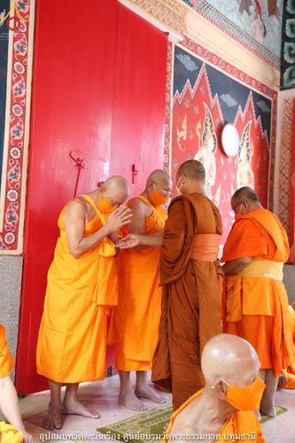 ภาพ No.40553:พิธีตัดปอยผม ปลงผม ขอขมารับผ้าไตรและพิธีบรรพชา ในโครงการอุปสมบท บูชาธรรมมหาปูชนียาจารย์ ประจำปี 2564 ชุดที่ 14