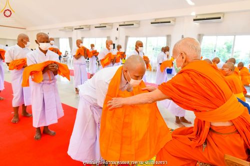 ภาพ No.39616:พิธีตัดปอยผม ปลงผม ขอขมารับผ้าไตรและพิธีบรรพชา ในโครงการอุปสมบท บูชาธรรมมหาปูชนียาจารย์ ประจำปี 2564 ชุดที่ 3