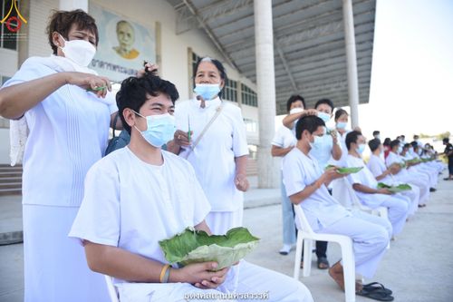 ภาพ No.40133:พิธีตัดปอยผม ปลงผม ขอขมารับผ้าไตรและพิธีบรรพชา ในโครงการอุปสมบท บูชาธรรมมหาปูชนียาจารย์ ประจำปี 2564 ชุดที่ 9