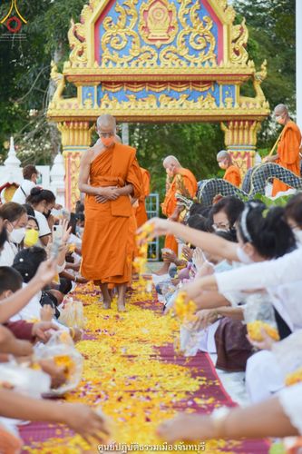 ภาพ No.39831:พิธีตัดปอยผม ปลงผม ขอขมารับผ้าไตรและพิธีบรรพชา ในโครงการอุปสมบท บูชาธรรมมหาปูชนียาจารย์ ประจำปี 2564 ชุดที่ 6