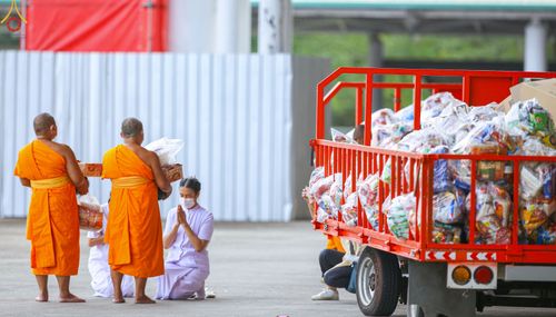 ภาพ No.52277:ประมวลภาพพิธีตักบาตรข้าวสารอาหารแห้ง (วันอาทิตย์ต้นเดือนตุลาคม) ณ บ้านแก้วเรือนทองคุณยายฯ วัดพระธรรมกาย