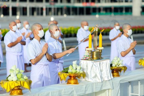 ภาพ No.47576:ประมวลภาพพิธีขอขมาและมอบผ้าไตร โครงการบรรพชาอุปสมบทหมู่ รุ่นเข้าพรรษา 2565