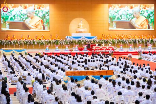 ภาพ No.86427:วันธรรมชัย ปีที่ 55 พิธีทอดผ้าป่ากฐินสมทบครั้งที่1, พิธีเจริญพุทธมนต์ ลูกนิมิตมหาสมบัติฯ พิธีจุดประทีป,พิธีฉลองชัยสวดมนต์บทธัมมจักกัปปวัตนสูตร วันอาทิตย์ที่ 27 สิงหาคม พ.ศ.2566 ณ สภาธรรมกายสากล / มหารัตนวิหารคด วัดพระธรรมกาย