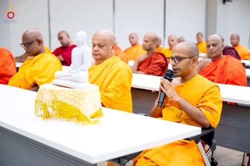 ภาพ No.323324:หลวงพ่อทัตตชีโว รองเจ้าอาวาสวัดพระธรรมกาย ถวายการต้อนรับปฏิสันถารคณะสงฆ์จากประเทศศรีลังกา