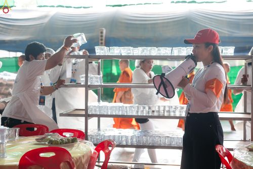 ภาพ No.325843:วันที่ 22 เมษายน พ.ศ.2569(วันคุ้มครองโลก) งานถวายมหาสังฆทาน 40,000 กว่าวัดทั่วประเทศ เจ้าหน้าที่ สาธุชน ร่วมใจจัดเตรียมภัตตาหารเพล (ชุด 2)