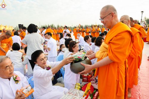 ภาพ No.302681:วันที่ 24 มกราคม พ.ศ. 2569 พิธีตักบาตรพระธรรมยาตรา(ภาพชุดที่ 2) ณ อนุสรณ์สถานลำดับที่ 5 สถานที่เผยแผ่วิชชาธรรมกายครั้งแรก อนุสรณ์สถานบางปลา วัดบางปลา อำเภอบางเลน จังหวัดนครปฐม ในโครงการธรรมยาตรา กตัญญูบูชา มหาปูชนียาจารย์ พระมงคลเทพมุนี(สด จนฺทสโร) พระผู