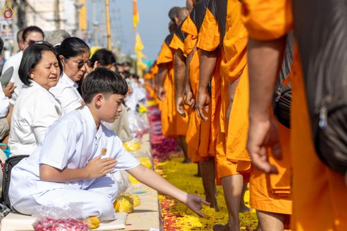 ภาพ No.287751:วันที่ 3 มกราคม พ.ศ. 2569 พิธีต้อนรับพระธรรมยาตรา ครั้งที่ 2 (ภาพชุดที่ 2) ในโครงการธรรมยาตรา กตัญญูบูชา มหาปูชนียาจารย์ พระมงคลเทพมุนี(สด จนฺทสโร) พระผู้ปราบมาร อนุสรณ์สถาน 7 แห่ง ปีที่ 14 ณ อนุสรณ์สถานมหาวิหารพระมงคลเทพมุนี (โลตัสแลนด์) อ.สองพี่น้อง จ.