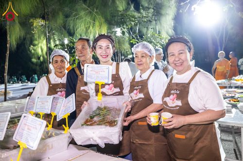 ภาพ No.288017:วันที่ 4 มกราคม พ.ศ. 2569 พิธีถวายภัตตาหารเป็นสังฆทาน แด่พระธรรมยาตรา ในโครงการธรรมยาตรา กตัญญูบูชา มหาปูชนียาจารย์ พระมงคลเทพมุนี(สด จนฺทสโร) พระผู้ปราบมาร อนุสรณ์สถาน 7 แห่ง ปีที่ 14 ณ อนุสรณ์สถานมหาวิหารพระมงคลเทพมุนี (โลตัสแลนด์) อ.สองพี่น้อง จ.สุพรร