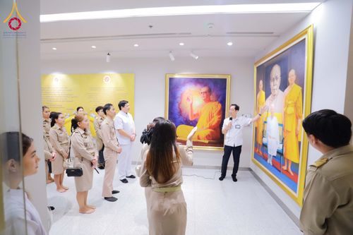 ภาพ No.311488:วันจันทร์ที่ 23 กุมภาพันธ์ พ.ศ. 2569 เปิดโลกทัศน์ผู้บริหารสถานศึกษายุคใหม่ เรียนรู้ต้นแบบการพัฒนาคนผ่านพลัง “บวร–V-Star” ผู้เข้ารับการพัฒนาตามโครงการ สพฐ. ศึกษาดูงานวัดพระธรรมกาย เสริมภาวะผู้นำคุณธรรมสู่การบริหารโรงเรียนอย่างยั่งยืน ณ อาคาร 100 ปี คุณยาย