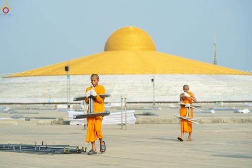 ภาพ No.225292:วันที่ 20 - 27 เมษายน พ.ศ. 2568 "ภาพแห่งความปลื้มที่ไม่มีวันจบ" คณะสงฆ์สามเณร เจ้าหน้าที่ และสาธุชน ร่วมแรงร่วมใจกันเตรียมงานและเก็บงาน เพื่อวันคุ้มครองโลก พิธีถวายมหาสังฆทานคณะสงฆ์ 40,000 กว่าวัดทั่วประเทศ