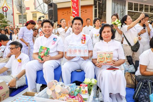 ภาพ No.343186:วันอาทิตย์ที่ 16 สิงหาคม พ.ศ.2569 พิธีตักบาตรพระ 10,000 รูป นานาชาติ ปีที่ 23 คณะสงฆ์ 4 ประเทศ 14 จังหวัดภาคใต้ น้อมถวายเป็นพุทธบูชา ทำบุญเพื่อแม่- พ่อ ณ ถนนนิพัทธ์อุทิศ 3 อ.หาดใหญ่ จ.สงขลา
