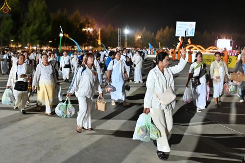 ภาพ No.302376:วันที่ 24 มกราคม พ.ศ. 2569 พิธีตักบาตรพระธรรมยาตรา ณ อนุสรณ์สถานลำดับที่ 5 สถานที่เผยแผ่วิชชาธรรมกายครั้งแรก อนุสรณ์สถานบางปลา วัดบางปลา อำเภอบางเลน จังหวัดนครปฐม ในโครงการธรรมยาตรา กตัญญูบูชา มหาปูชนียาจารย์ พระมงคลเทพมุนี(สด จนฺทสโร) พระผู้ปราบมาร อนุส