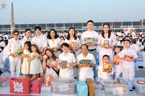 ภาพ No.279839:วันที่ 1 มกราคม พ.ศ.2569 พิธีตักบาตรในวันขึ้นปีใหม่ ณ ลานธรรม วัดพระธรรมกาย