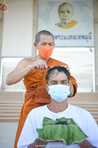 ภาพ No.40132:พิธีตัดปอยผม ปลงผม ขอขมารับผ้าไตรและพิธีบรรพชา ในโครงการอุปสมบท บูชาธรรมมหาปูชนียาจารย์ ประจำปี 2564 ชุดที่ 9