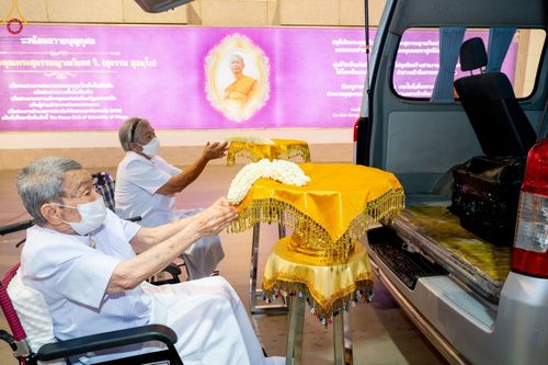 ภาพ No.48533:ประมวลภาพพิธีรับร่างนักสร้างบารมี พระเดชพระคุณพระสุธรรมญาณวิเทศ วิ. (สุธรรม สุธมฺโม)
