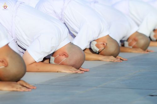 ภาพ No.47577:ประมวลภาพพิธีขอขมาและมอบผ้าไตร โครงการบรรพชาอุปสมบทหมู่ รุ่นเข้าพรรษา 2565