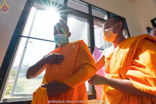 ภาพ No.40816:พิธีตัดปอยผม ปลงผม ขอขมารับผ้าไตรและพิธีบรรพชา ในโครงการอุปสมบท บูชาธรรมมหาปูชนียาจารย์ ประจำปี 2564 ชุดที่ 16