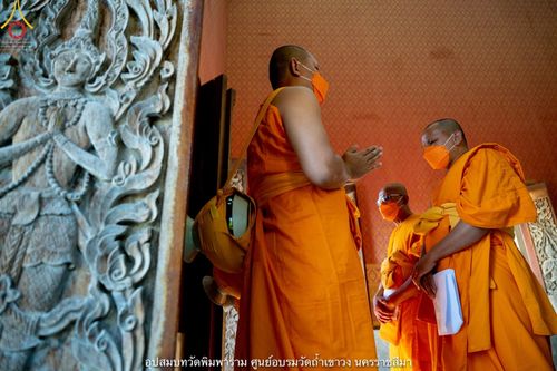 ภาพ No.39921:พิธีตัดปอยผม ปลงผม ขอขมารับผ้าไตรและพิธีบรรพชา ในโครงการอุปสมบท บูชาธรรมมหาปูชนียาจารย์ ประจำปี 2564 ชุดที่ 7