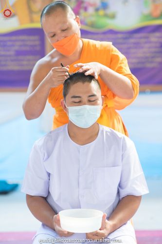 ภาพ No.39341:พิธีตัดปอยผมและปลงผมในโครงการอุปสมบท บูชาธรรมมหาปูชนียาจารย์ ประจำปี 2564 ชุดที่ 1