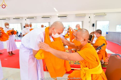 ภาพ No.39615:พิธีตัดปอยผม ปลงผม ขอขมารับผ้าไตรและพิธีบรรพชา ในโครงการอุปสมบท บูชาธรรมมหาปูชนียาจารย์ ประจำปี 2564 ชุดที่ 3
