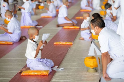 ภาพ No.44251:ประมวลภาพพิธีเวียนประทักษิณ, พิธีวันทาพระมหาธรรมกายเจดีย์ และพิธีขอขมารับผ้าไตร โครงการบวชภาคฤดูร้อน พ.ศ. 2565