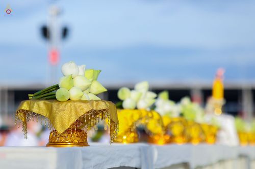 ภาพ No.47578:ประมวลภาพพิธีขอขมาและมอบผ้าไตร โครงการบรรพชาอุปสมบทหมู่ รุ่นเข้าพรรษา 2565