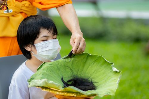 ภาพ No.44501:ประมวลภาพพิธีปลงผม โครงการบรรพชาสามเณรหน่อแก้วเปรียญธรรมรุ่นที่ 10