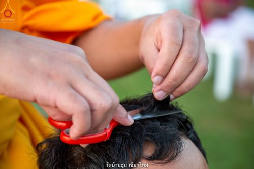 ภาพ No.39342:พิธีตัดปอยผมและปลงผมในโครงการอุปสมบท บูชาธรรมมหาปูชนียาจารย์ ประจำปี 2564 ชุดที่ 1