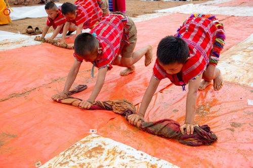 ภาพ No.50671:ประมวลภาพพิธีตักบาตร ณ วัดแม่แพ จ.แม่ฮ่องสอน เนื่องในวันธรรมชัย