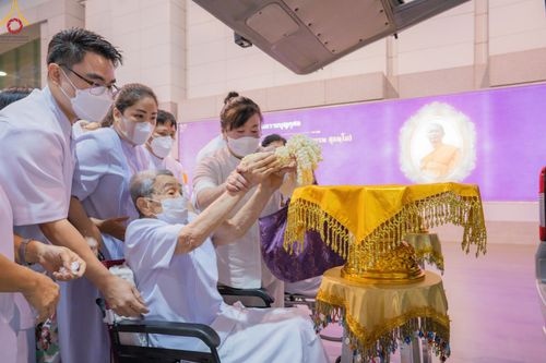 ภาพ No.48539:ประมวลภาพพิธีรับร่างนักสร้างบารมี พระเดชพระคุณพระสุธรรมญาณวิเทศ วิ. (สุธรรม สุธมฺโม)