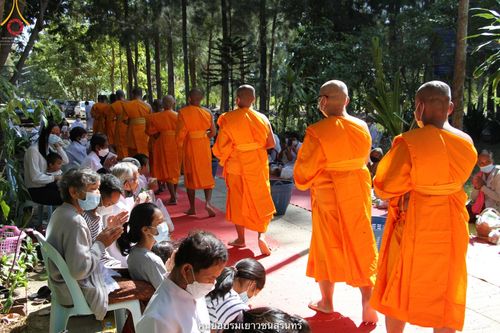 ภาพ No.40979:พิธีตัดปอยผม ปลงผม ขอขมารับผ้าไตรและพิธีบรรพชา ในโครงการอุปสมบท บูชาธรรมมหาปูชนียาจารย์ ประจำปี 2564 ชุดที่ 18