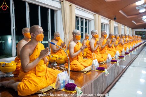 ภาพ No.40478:พิธีตัดปอยผม ปลงผม ขอขมารับผ้าไตรและพิธีบรรพชา ในโครงการอุปสมบท บูชาธรรมมหาปูชนียาจารย์ ประจำปี 2564 ชุดที่ 13