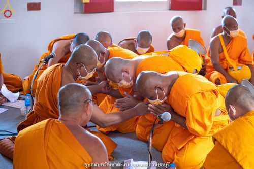 ภาพ No.40313:พิธีตัดปอยผม ปลงผม ขอขมารับผ้าไตรและพิธีบรรพชา ในโครงการอุปสมบท บูชาธรรมมหาปูชนียาจารย์ ประจำปี 2564 ชุดที่ 11