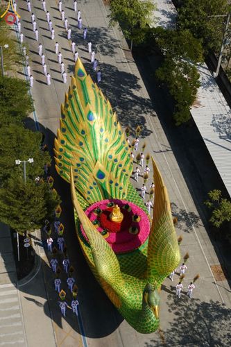 ภาพ No.42712:พิธีอัญเชิญมยุรนาวากาศ ประดิษฐาน ณ อาคาร 100 ปี เนื่องในวันคล้ายวันเกิด ครบ 113 ปี คุณยายอาจารย์มหารัตนอุบาสิกาจันทร์ ขนนกยูง