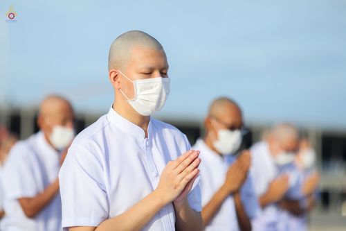 ภาพ No.47580:ประมวลภาพพิธีขอขมาและมอบผ้าไตร โครงการบรรพชาอุปสมบทหมู่ รุ่นเข้าพรรษา 2565