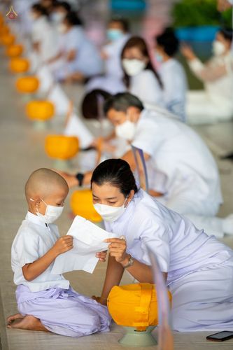 ภาพ No.44253:ประมวลภาพพิธีเวียนประทักษิณ, พิธีวันทาพระมหาธรรมกายเจดีย์ และพิธีขอขมารับผ้าไตร โครงการบวชภาคฤดูร้อน พ.ศ. 2565