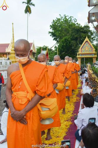 ภาพ No.39834:พิธีตัดปอยผม ปลงผม ขอขมารับผ้าไตรและพิธีบรรพชา ในโครงการอุปสมบท บูชาธรรมมหาปูชนียาจารย์ ประจำปี 2564 ชุดที่ 6