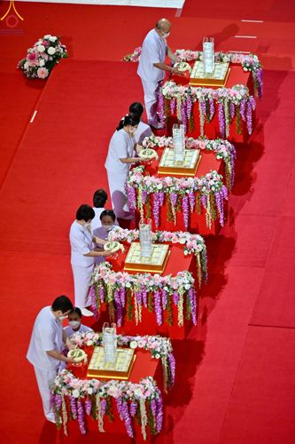 ภาพ No.78994:พิธีวางแผ่นจารึกชื่อ และพิธีวางพวงมาลัยสักการะพระบรมพุทธเจ้า ณ สภาธรรมกายสากล วัดพระธรรมกาย วันที่ 2 เมษายน พ.ศ. 2566