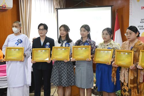 ภาพ No.82210:พิธีมอบรางวัลเกียรติยศและ การลงนามข้อตกลงความร่วมมือ (MOU)  โครงการสอบแข่งขัน  สอบตอบปัญหามงคลชีวิต 38 ประการ  ระหว่างประเทศ ในวันเสาร์ที่ 3 มิ.ย. พ.ศ.2566 ณ ห้องประชุม อวัทธนะ มหาเจดีย์บุโรพุทโธ ประเทศอินโดนีเซีย