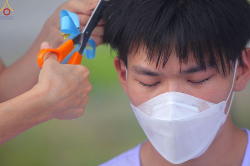 ภาพ No.82563:พิธีตัดปอยผมและปลงผมนาคธรรมทายาท ในโครงการอุปสมบทหมู่ธรรมทายาทพุทธศาสตร์สากล รุ่นที่ 7 (ภาคฤดูฝน) วันอาทิตย์ที่ 11 มิถุนายน พ.ศ. 2566 ณ  วัดพระธรรมกาย