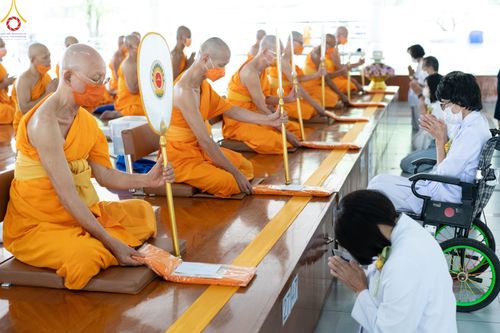 ภาพ No.84024:พิธีบุพเปตพลี ครั้งที่ 137 ร่วมอุทิศบุญกุศลแด่หมู่ญาติที่ล่วงลับไปแล้ว และสืบทอดอายุพระพุทธศาสนา ในวันจันทร์ที่ 17 กรกฎาคม พ.ศ. 2566 ณ หอฉันคุณยายอาจารย์ฯ วัดพระธรรมกาย