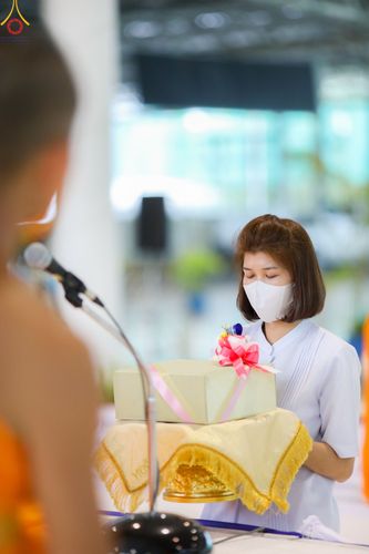 ภาพ No.80299:พิธีตักบาตรฉลองพระใหม่ ในโครงการบรรพชาอุปสมบทหมู่วันคุ้มครองโลก ณ สภาธรรมกายสากล วัดพระธรรมกาย วันอาทิตย์ที่ 16 เมษายน พ.ศ.2566