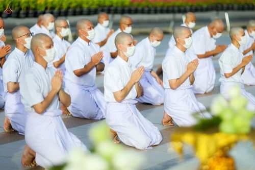 ภาพ No.47579:ประมวลภาพพิธีขอขมาและมอบผ้าไตร โครงการบรรพชาอุปสมบทหมู่ รุ่นเข้าพรรษา 2565